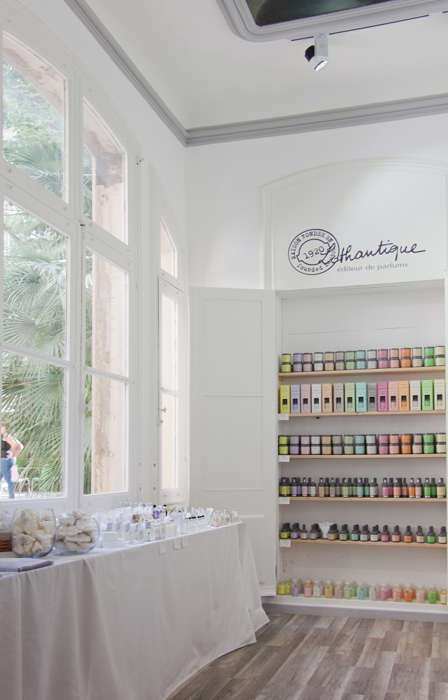 Le corner de la marque Lothantique avec ses parfums, eaux de toilette et savons.
