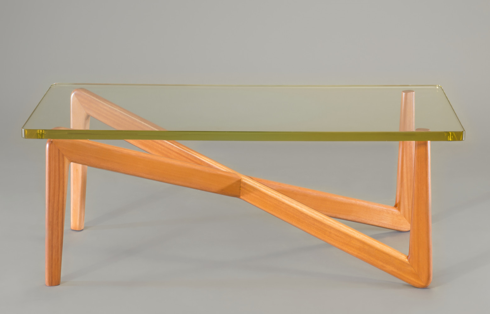 Table basse de René-Jean Caillette en acajou et verre (1954).