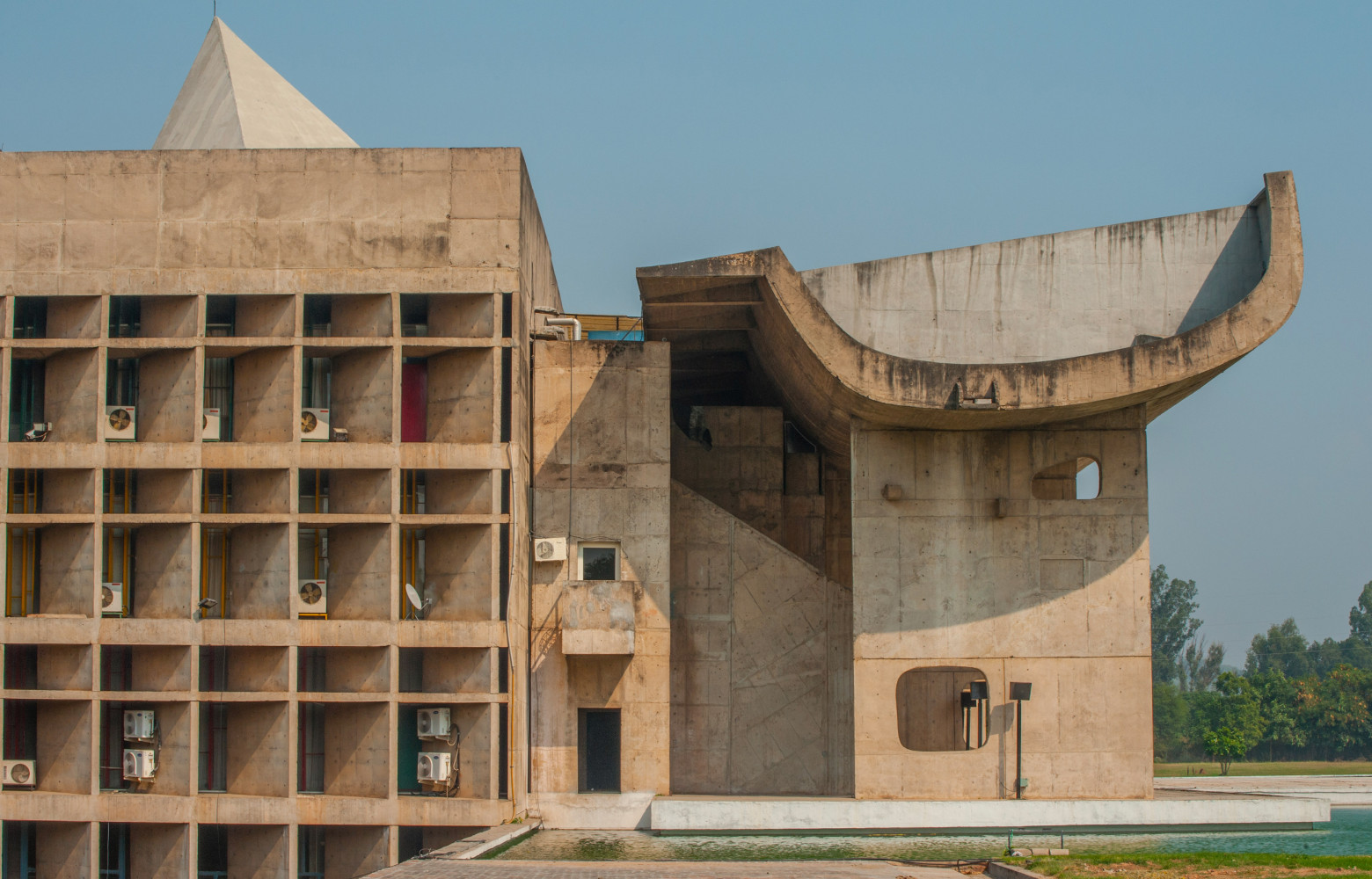 Le Corbusier a réalisé le Palais de l’Assemblée de Chandigarh.