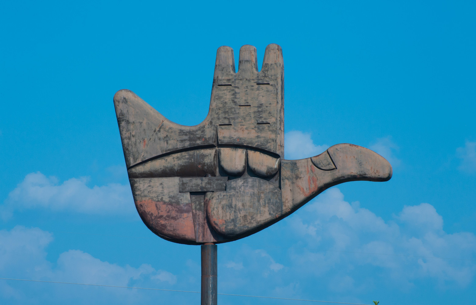 La Main ouverte, symbole de la ville très célèbre de l'architecte français.