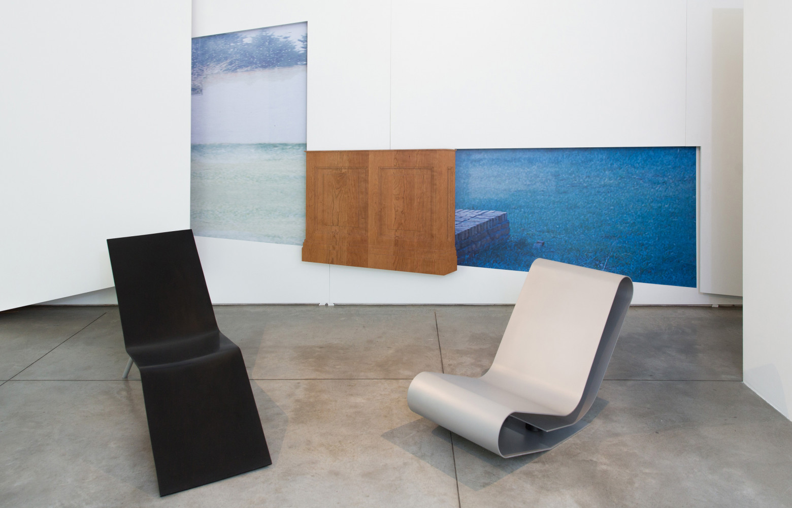 A gauche, la chaise « CHL95 » (Lensvelt, 1995) est en fibre de verre et polyester. A...