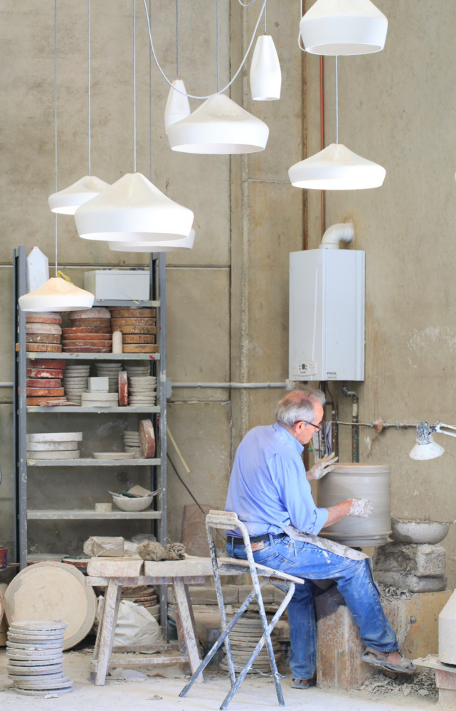 Dans l’atelier Apparatu, le céramiste Joan Mañosa est la main qui donne de l'âme aux innovations technologiques...