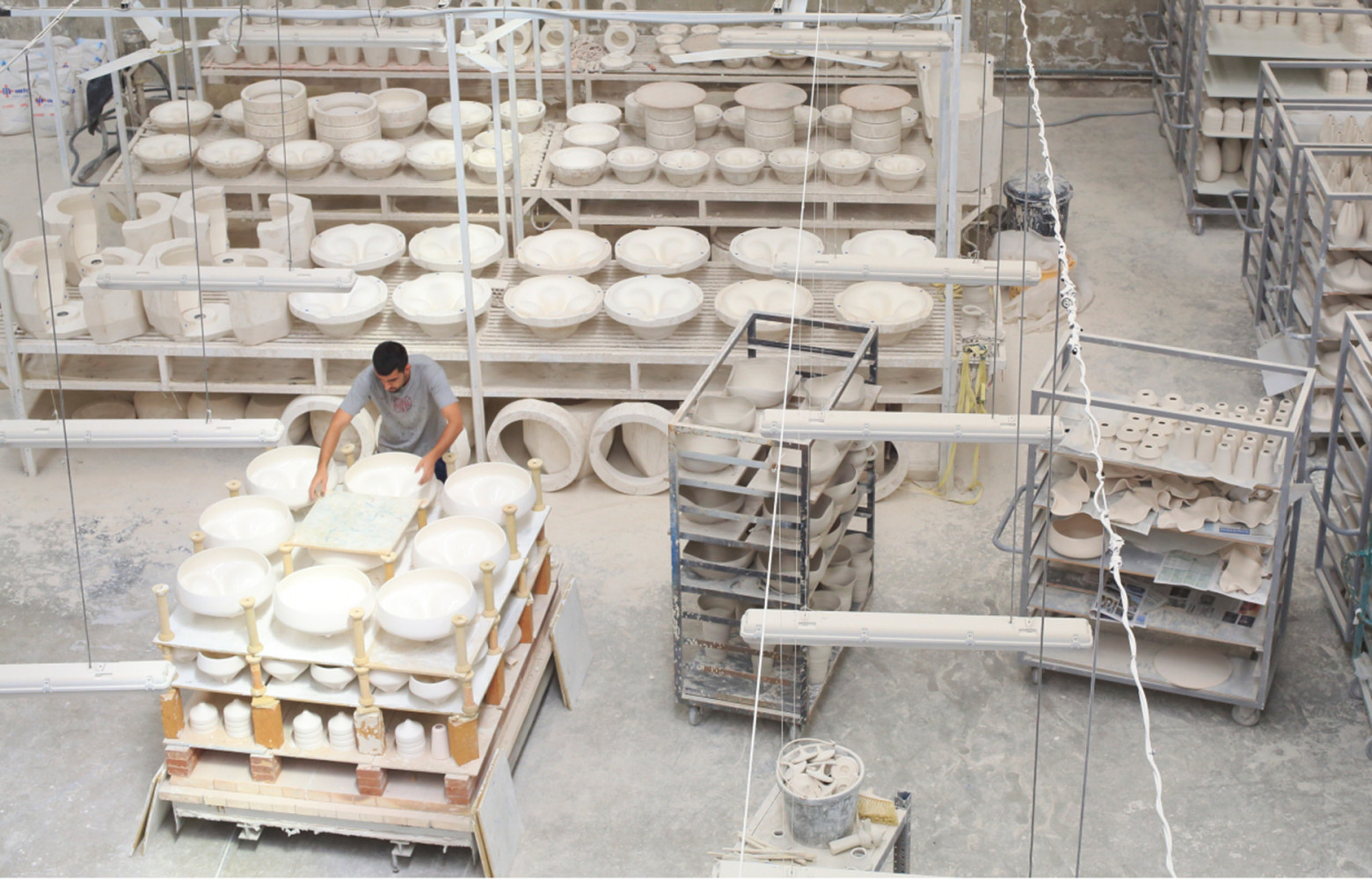 Vues du premier étage sur les lampes en céramique de Marset fabriquées à la main.