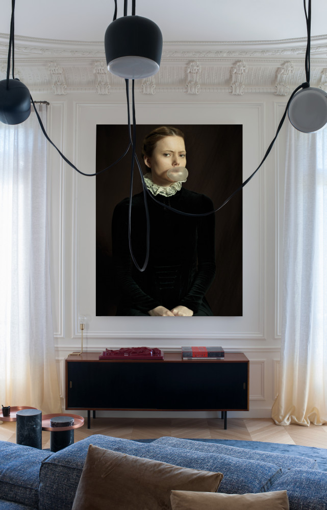 Dans le salon, la photo « Bubble Gum » de Romina Ressia (YellowKorner) domine le buffet de...