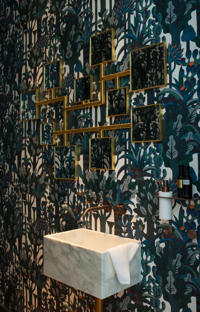 Dans les toilettes invités, papier peint Pierre Marie (Hermès) et miroir d'Elisabeth Garouste.