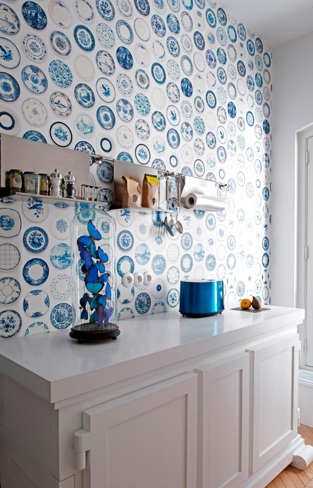 Corinne Brustolin directrice de FR66 a déniché ce papier peint aux motif d'assiettes de Delft qui forme...