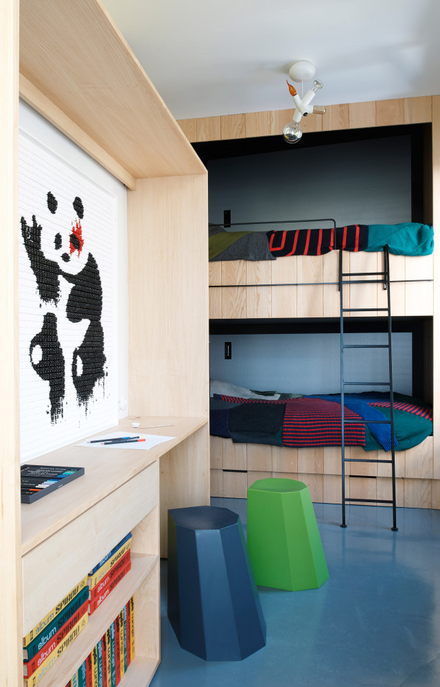 La chambre des enfants est aussi celle des amis de passage. Tabourets « Arnold Circus » (Martino...