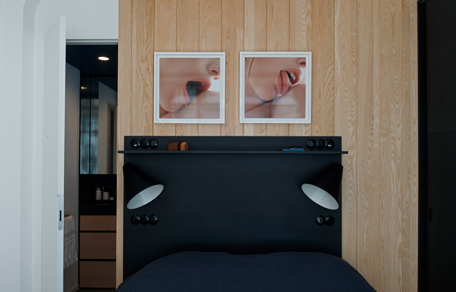 La tête de lit en métal est un projet réalisé sur mesure par FR66. Au-dessus, diptyque de...