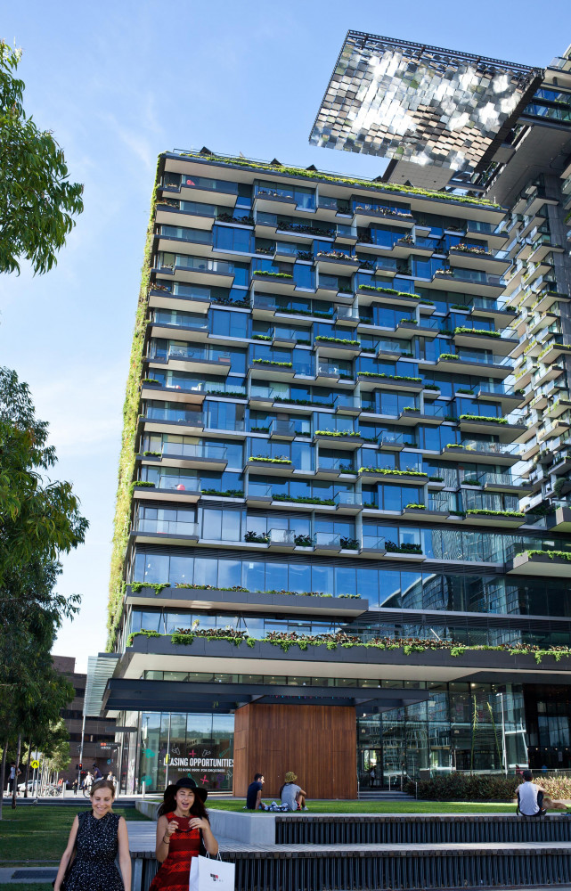Entre les deux tours de l'ensemble One Central Park pensé par Jean Nouvel, une plateforme de réflecteurs...