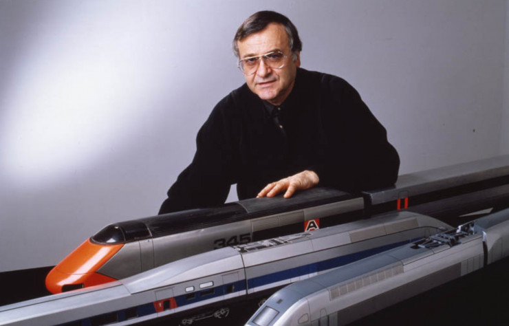 Roger Tallon et les maquettes des TGV 001, TGV Duplex et TGV Atlantique.