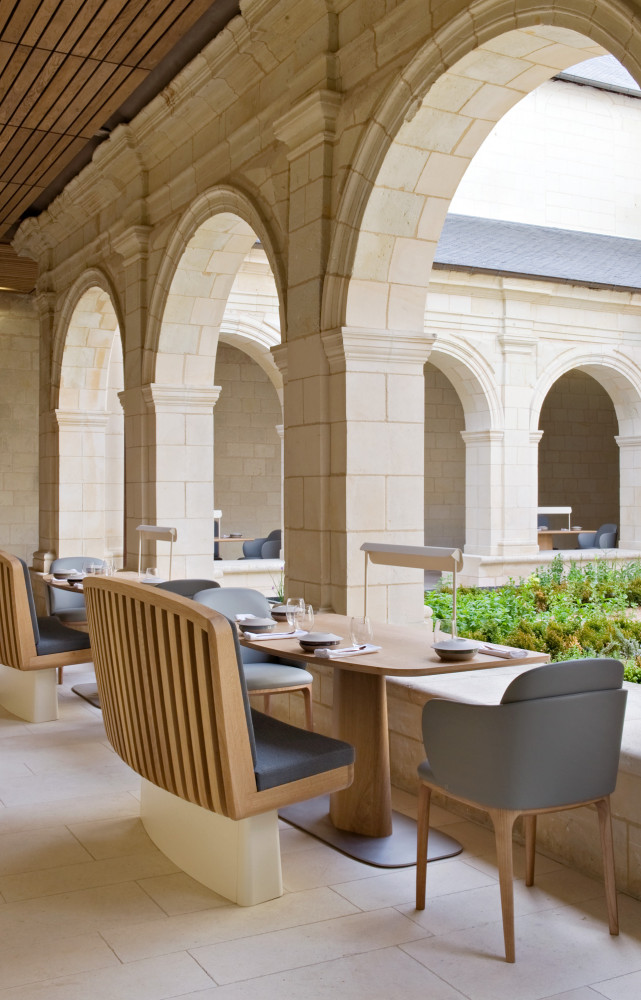 Le mobilier du restaurant de l'abbaye de Fontevraud a été créé sur mesure.