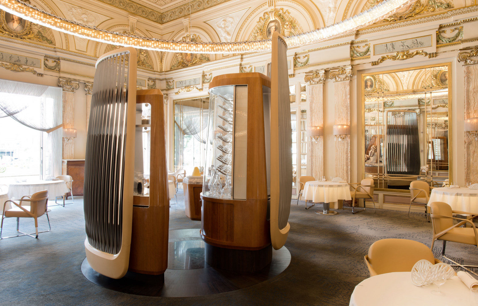 « L’Office », microarchitecture posée sur un cercle en ébène au restaurant Le Louis XV, à Monte-Carlo.