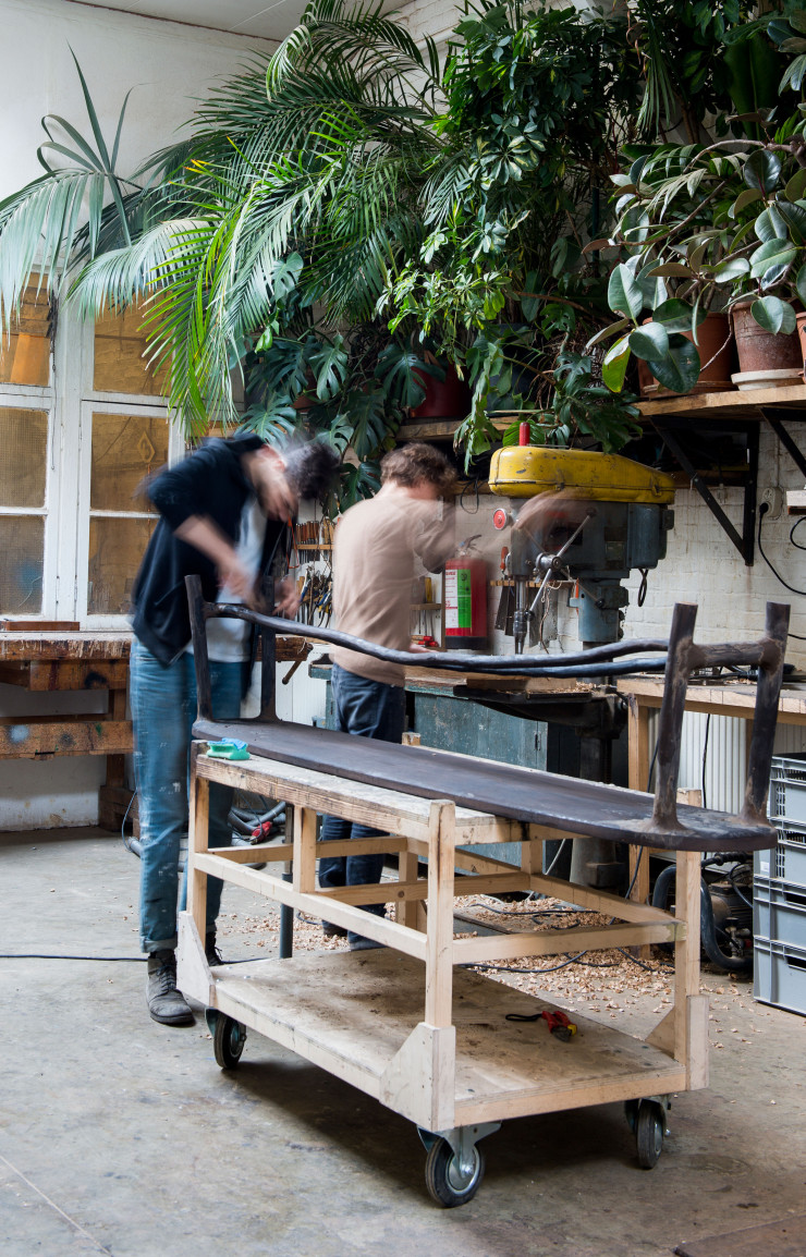 Dans l’atelier, Valentin et l’un de ses assistants travaillent à la réalisation d’une commande. Tout est fait ici, à Maastricht.