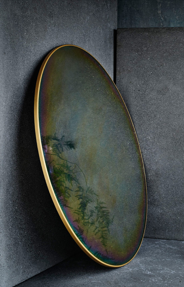 Miroir en acier inoxydable aux reflets iridescents du duo de designers danois basé à Londres, Studio Roso.