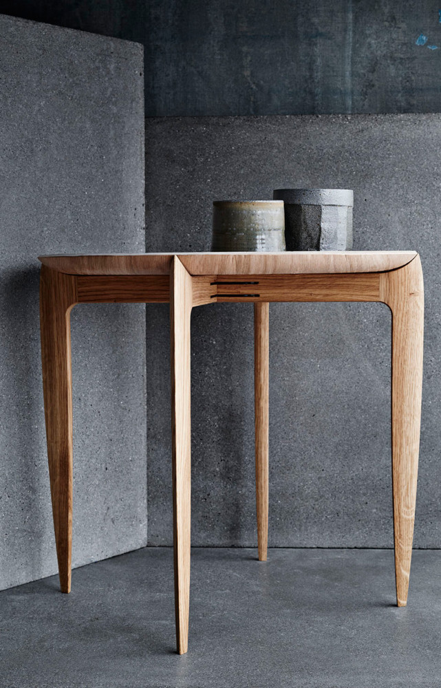 Version reliftée de la table (1958) des ébénistes danois Willumsen & Engholm, composée d’un plateau en placage...