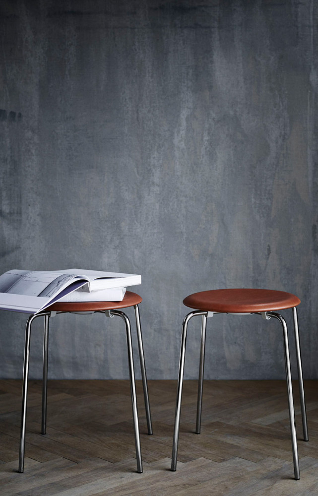 Tabourets « Dot » d'Arne Jacobsen créé en 1954, dont l'assise est aujourd'hui recouverte de pièces de...