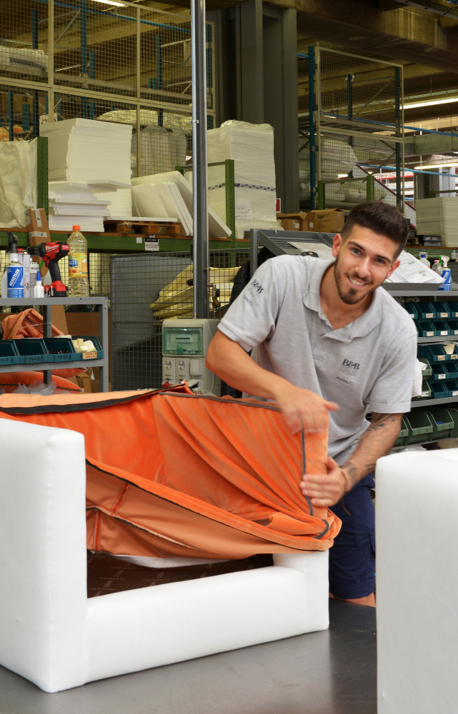 Revêtu d'une couche de protection en Dacron qui ajoute au confort, le fauteuil est ensuite habillé à...