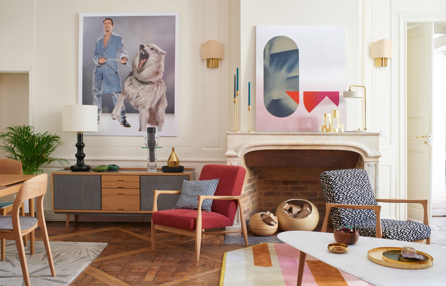 Grand tirage photo de David Bowie, par Marcus Klinko (Galerie Artcube). Deux cendriers verts India Madhavi. Vase...