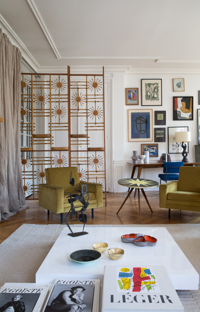 Dans le salon, claustra tchèque, en bambou, rotin et bois, des années 50 (Galerie Nathalie Rives). Sur...