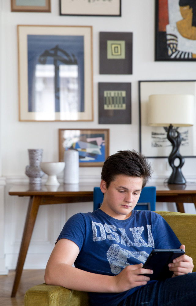 Devant la table en palissandre de Rio années 50, son fils, Baptiste, reste connecté au XXIe siècle....