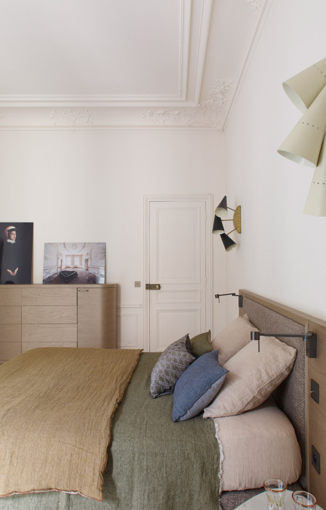 La suite parentale et son confort aux tons poudrés autour du linge de lit : draps, couvertures...
