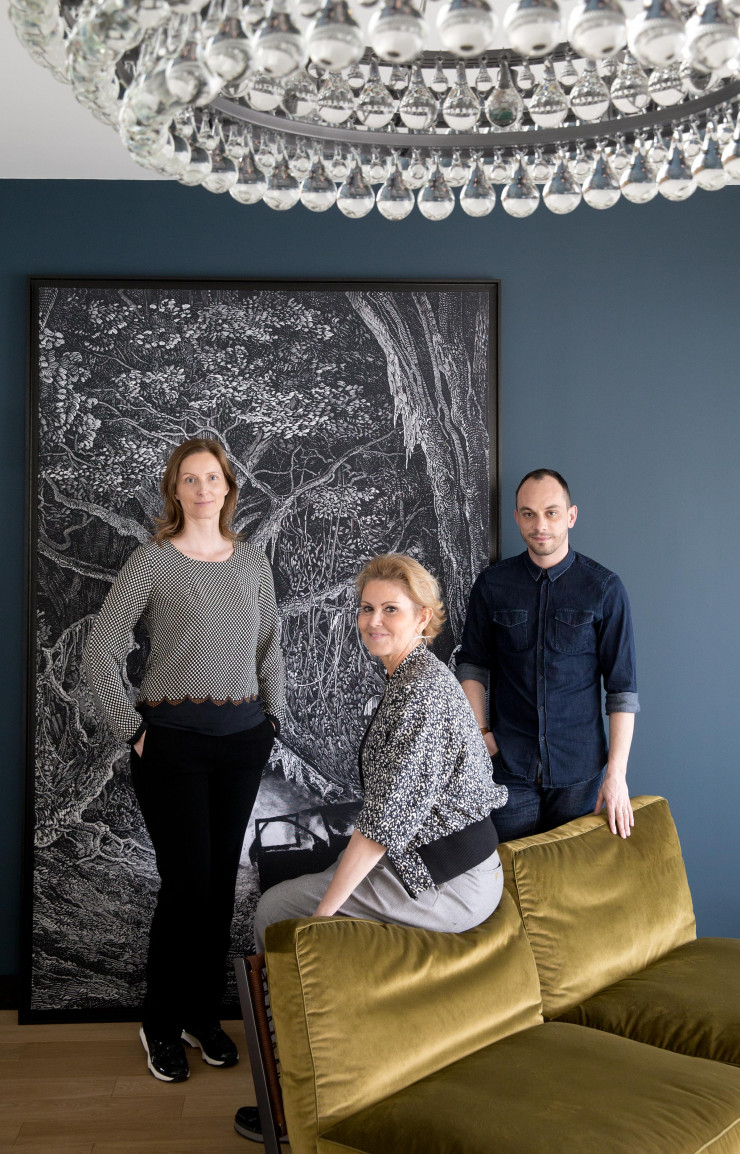 Devant l’œuvre d’Aylin Langreuter, le trio complice que forment, de gauche à droite, Fabienne, la cliente, Claude Cartier et Fabien Louvier, les deux architectes d’intérieur.