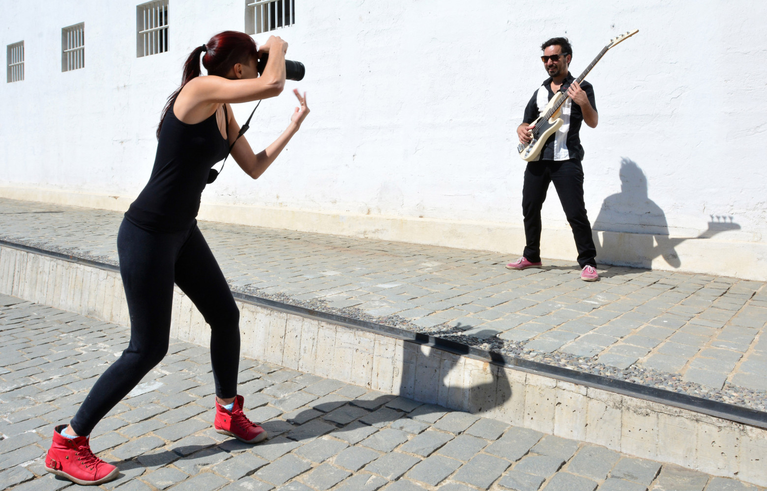 Séance photo au Parque Cultural avec le bassiste de Trio Ternura Valpo. Cette ancienne prison propose des...