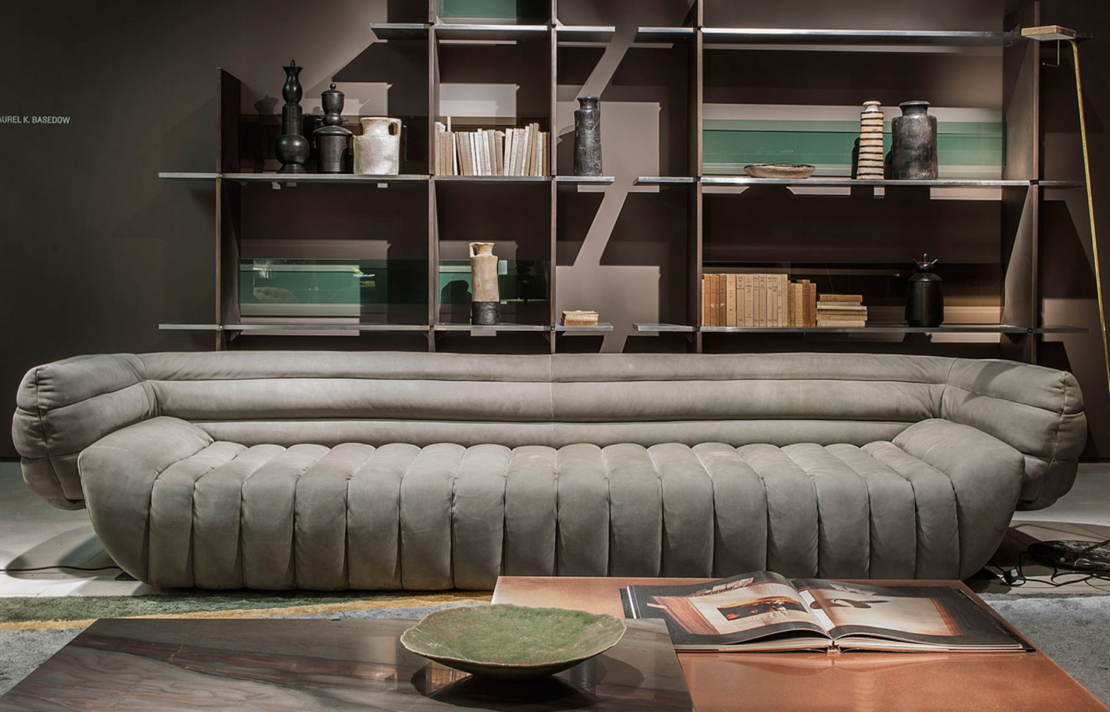 Canapé en cuir « Tactile », design Vincenzo De Cotiis, 13 650 € le canapé 5 places....