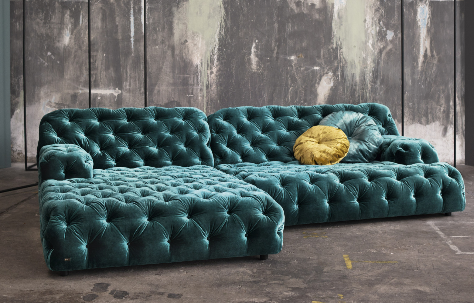 Icône du capitonnage, canapé « Cocoa Island », design Meera Rathai, 7 830 €. Bretz.