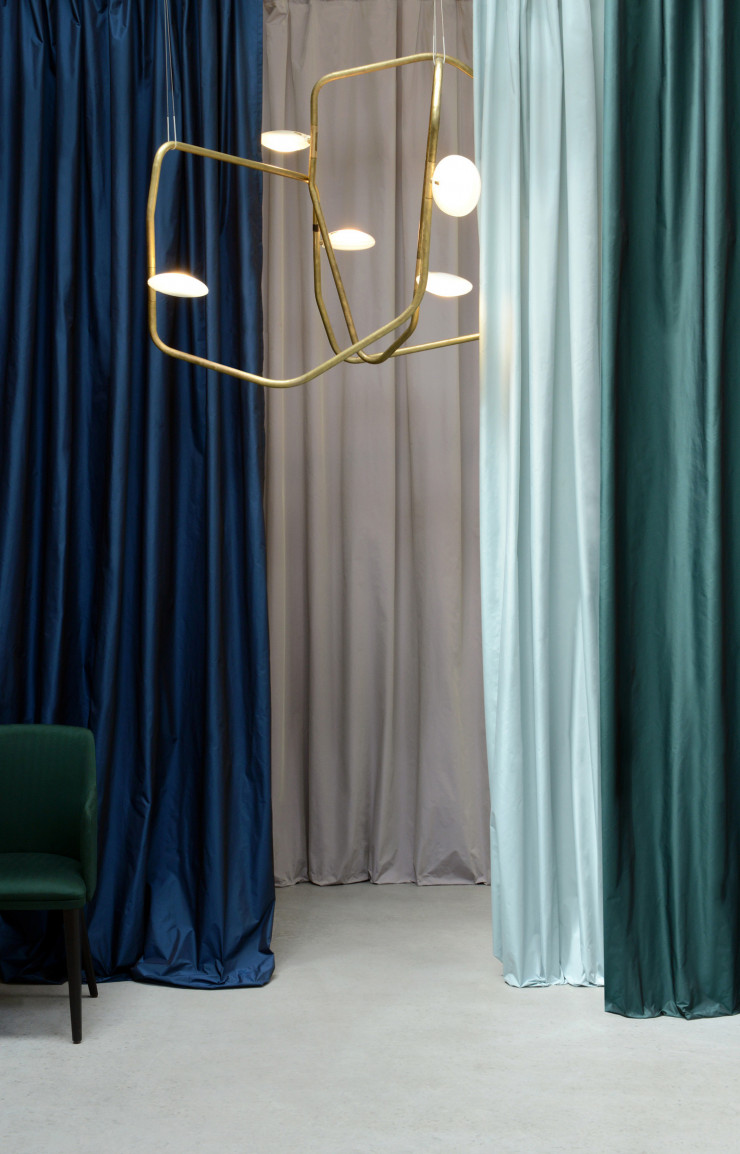 « Frénésie », un taffetas évoquant la lumière et le craquant de la soie. Chaise Perrouin et lampe Triode Design.