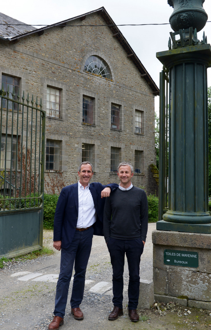 Grégoire Denis (à gauche), le directeur des Toiles de Mayenne, et son frère Raphaël, en charge des services généraux, des finances et du personnel, représentent la sixième génération à la tête de l’entreprise.