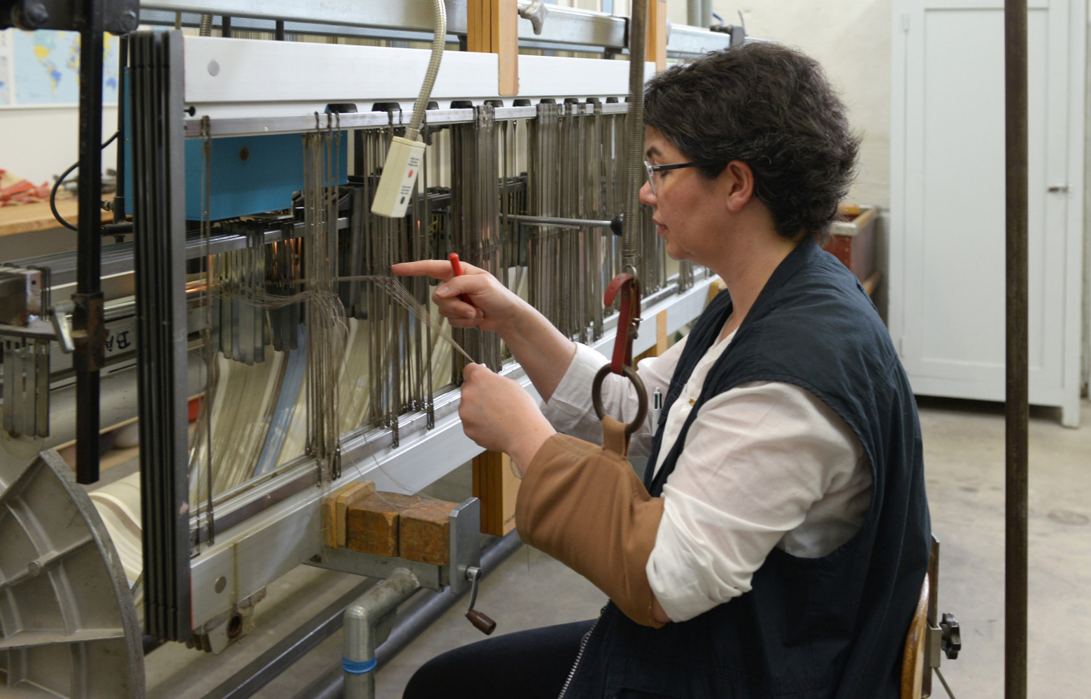 L’étape du rentrage est cruciale. Nathalie doit passer un à un plus de 5 000 fils dans...