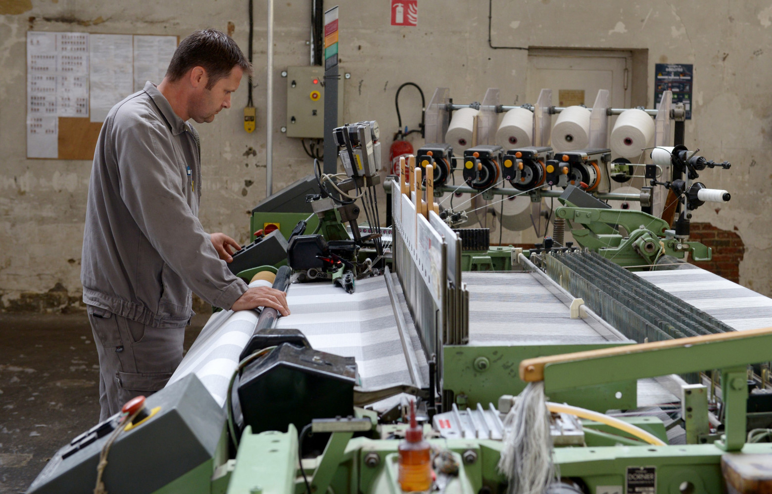 La manufacture compte une dizaine de métiers à tisser.