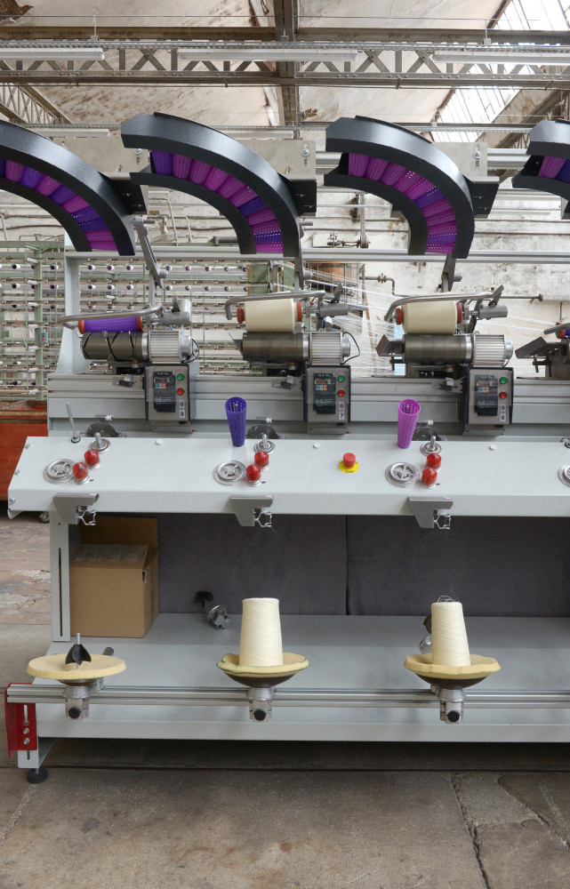 Le bobinoir débite les bobines de fil selon la longueur nécessaire, limitant ainsi les pertes.