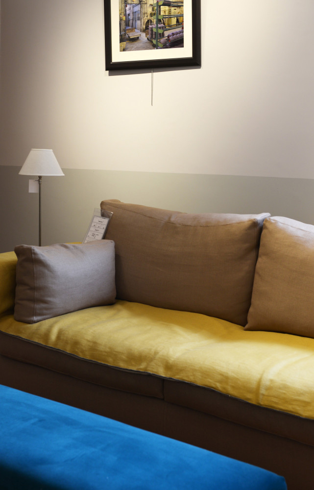 L’offre de mobilier, comme les canapés, se développe. Elle complète le sur-mesure qui a fait la renommée...