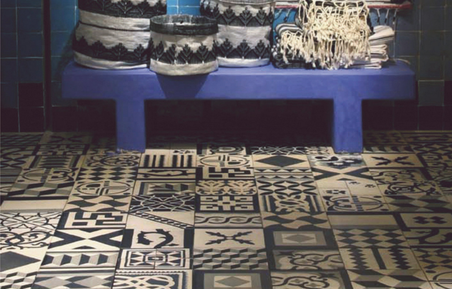 Carreaux en ciment à décor incrusté, patchwork de motifs et de tonalités, 20 x 20 cm, Carocim.