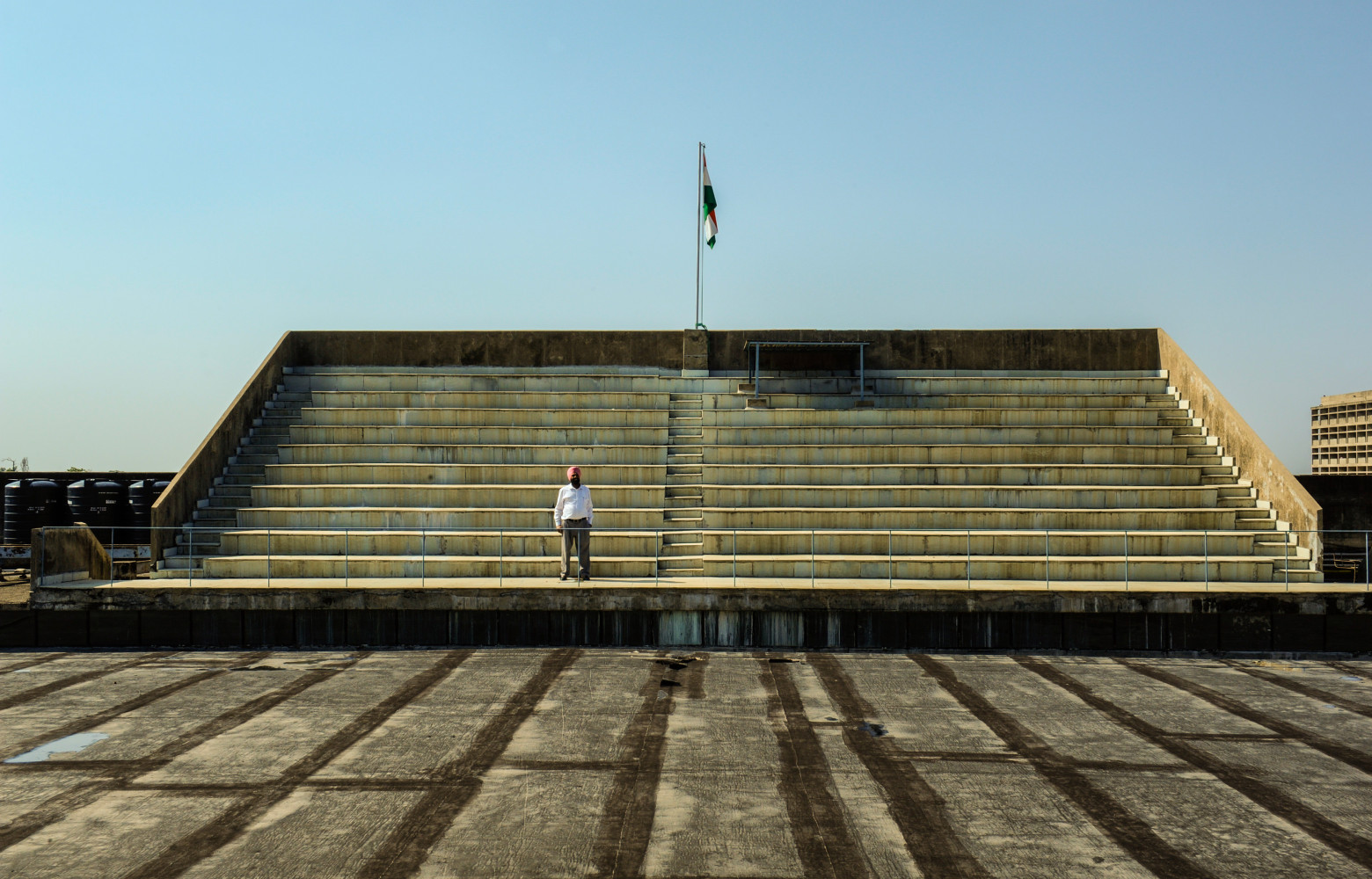 L'Assemblée de Chandigarh comprend une estrade extérieure.