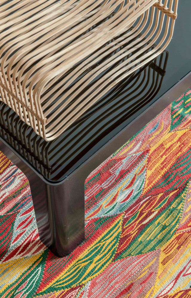 Sur un coin de la table basse en verre et acier Métisse (2010, Zeus), module en vannerie...