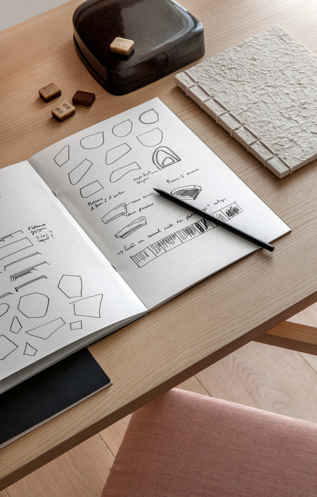 Sur le bureau Koya (Ligne Roset), Marie-Christine Dorner a laissé ses carnets de croquis.