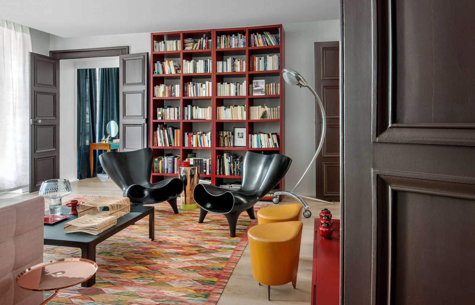 Dans le salon, sur le kilim marocain des années 50, les deux fauteuils Orgone de Marc Newson...