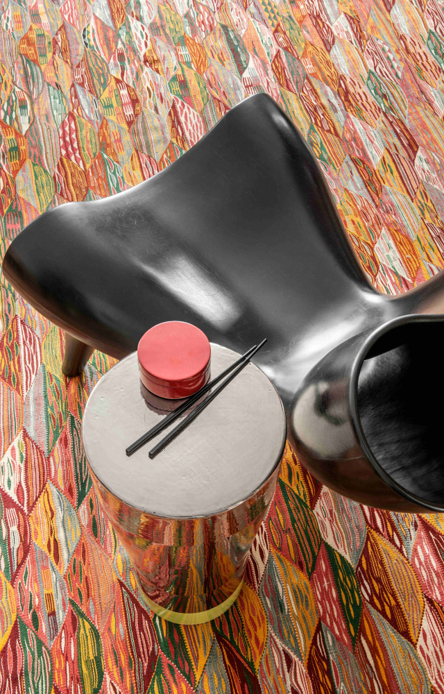 Sur le kilim polychrome marocain, le fauteuil vintage Orgone de Marc Newson, chiné à Dover Street Market,...