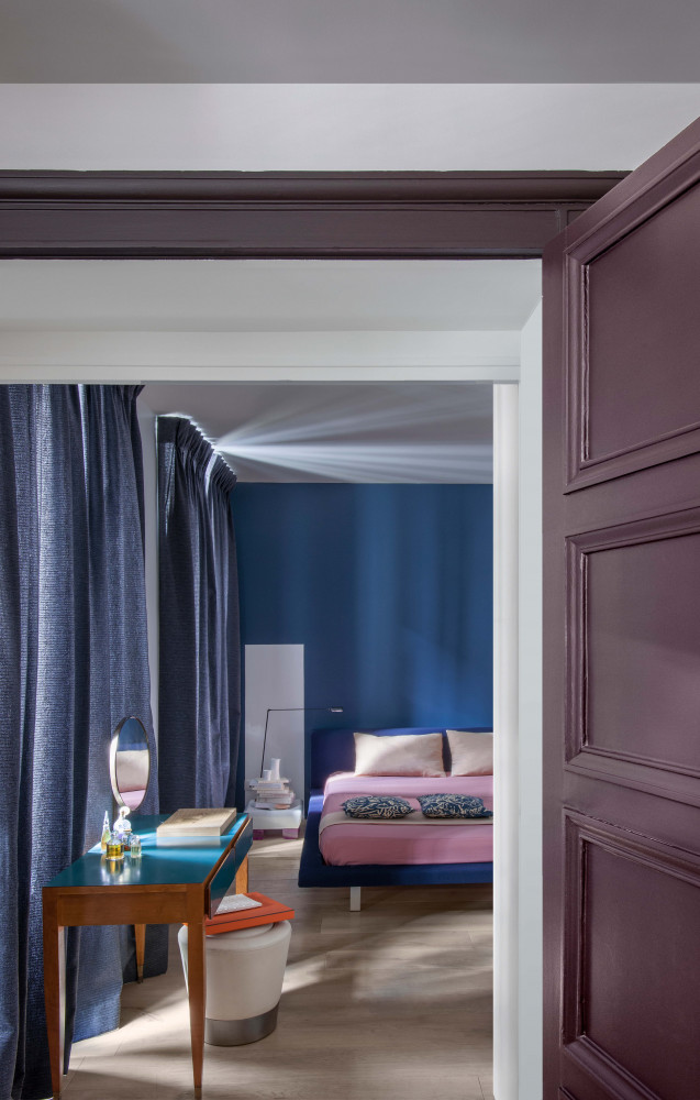 Dans la chambre peinte en bleu Hague (Farrow & Ball), devant la coiffeuse de Gio Ponti, pouf...