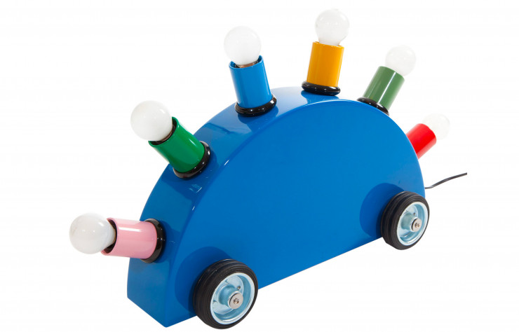 Les lampes Super de Martine Bedin en forme de voiture hérissée d’ampoules… Pour initier les enfants aux joies du design dès le plus jeune âge.