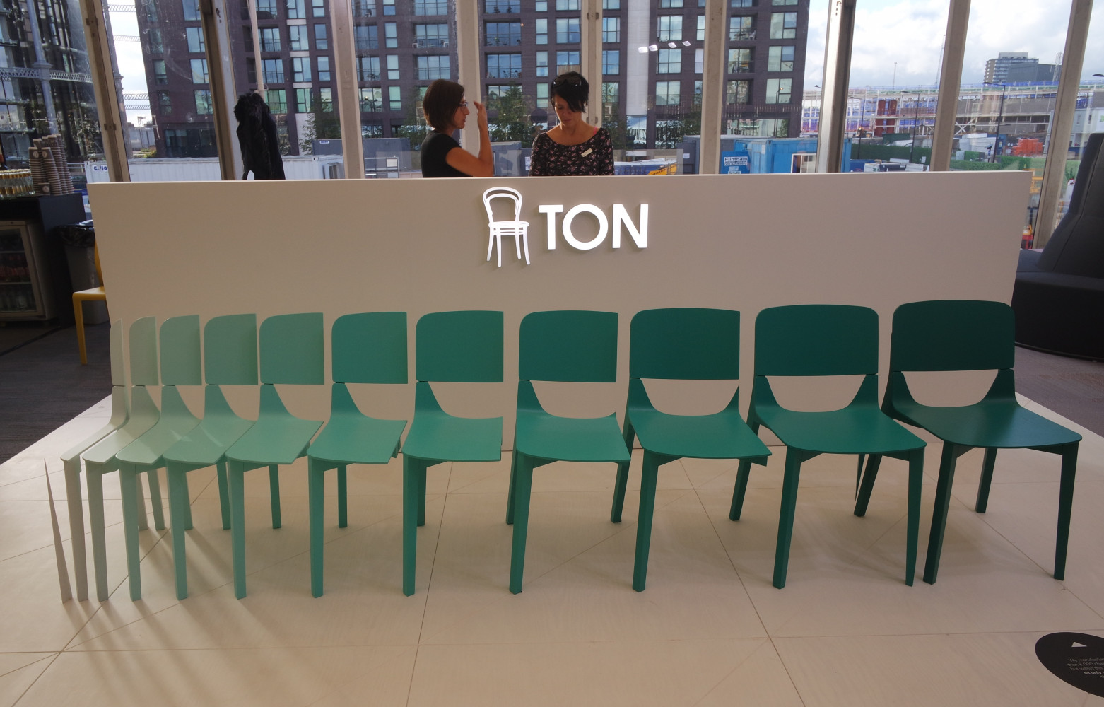 Parmi les éditeurs présents à Design Junction, Ton et son drôle de dégradé de verts...