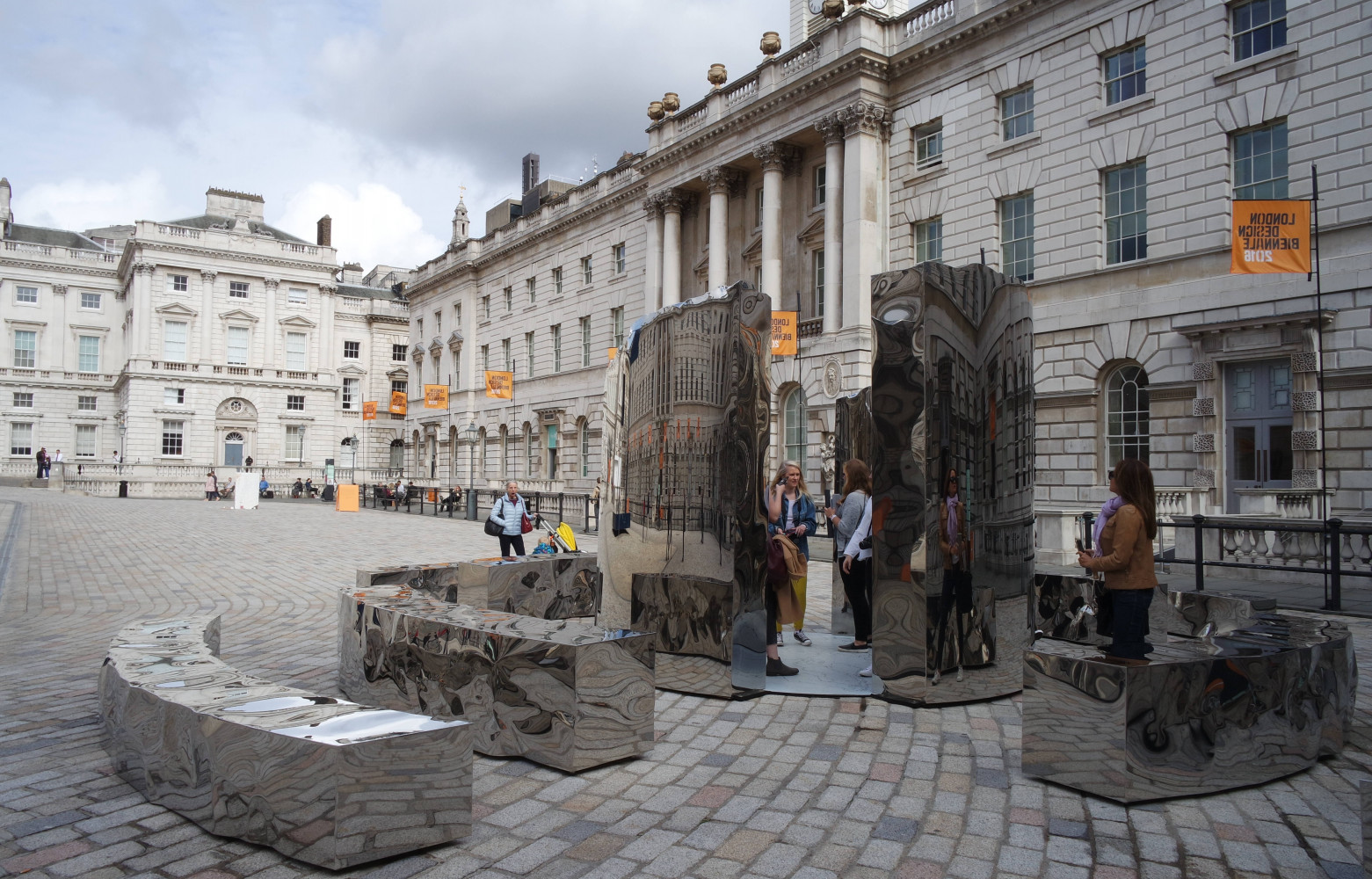 L'artiste albanais Helidon Xhixha a imaginé une installation concentrique de bancs et de colonnes sur laquelle le...