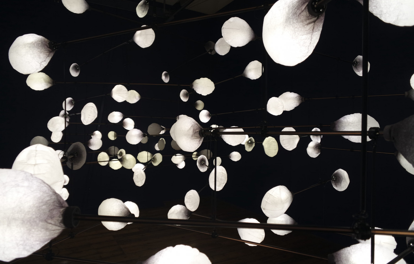 L'imaginaire poétique du studio Mischer'Traxler a encore fait mouche… Le duo viennois a imaginé un immense mobile...