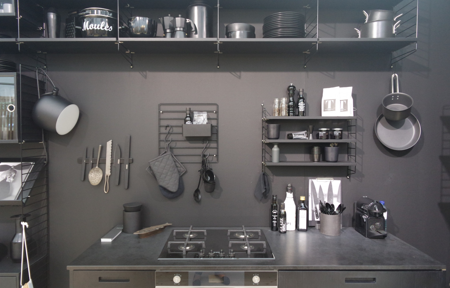 Back to black ! L'éditeur String a proposé à Design Junction une cuisine noire, le nouveau snobisme...