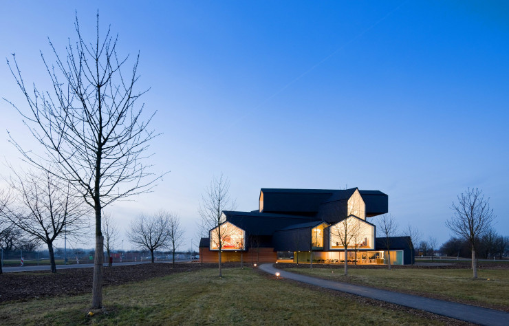 Créée comme un empilement de maisons individuelles, la VitraHaus de Herzog & de Meuron accueille le plus singulier des showrooms de design.