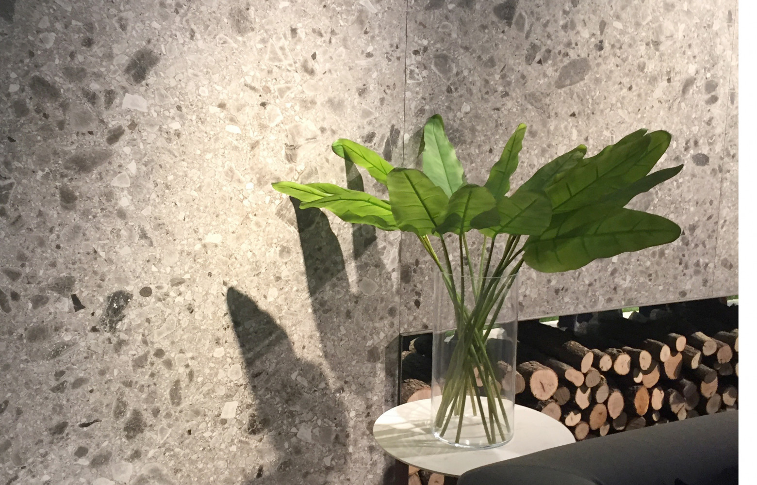 Inalco Fluorite, carrelage grand format disponible dans diverses finitions imitant le terrazzo.
