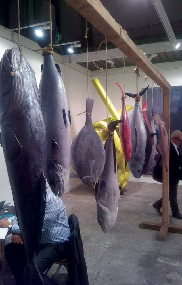 Mark Dion, Fisheries, 2016, galerie Nagel Draxler, installation en résine peinte figurant un retour de pêche plus...